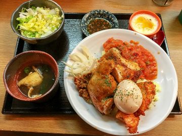 『吉田チキン』の「早稲田チキンライス」がコスパ最高で旨いワケ｜17歳の食楽