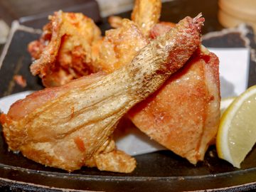 味付けは岩塩のみ！『鶏味座』のひな鶏の半身揚げは、もはや芸術品である