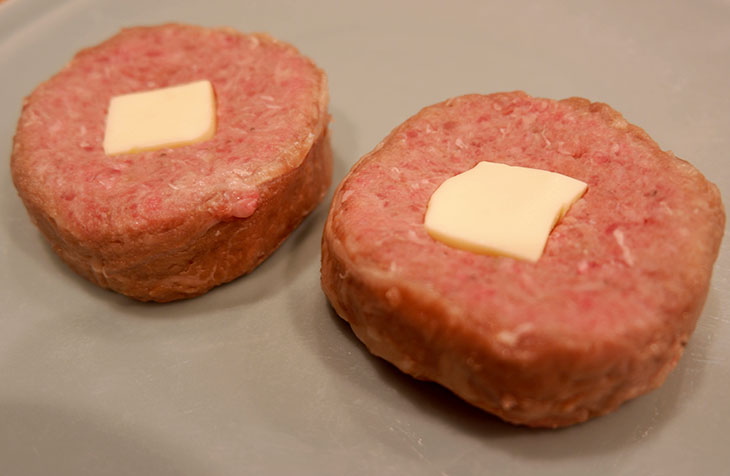 焼く前のロールビーフ。挽肉の周囲を肉で巻いています