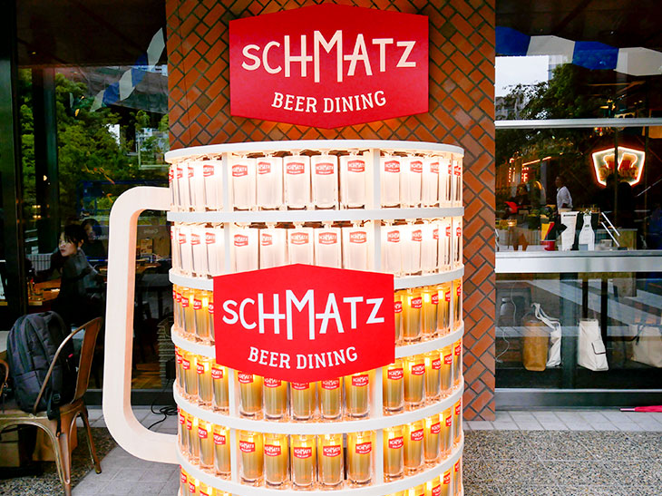 お店の前には、期間限定で特大ビールジョッキも登場