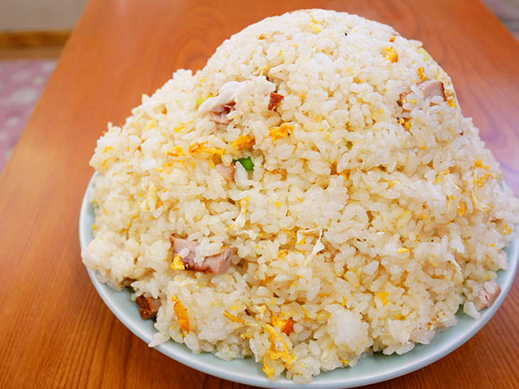 「特盛チャーハン」1,020円。高さは約13.5cm、重さ1,820g(器の重さを除く)