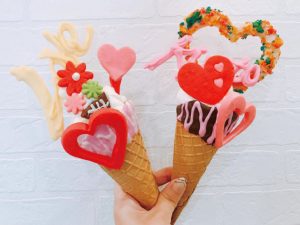 コーン4種、1個550円。カスタマイズ（チョコ・クッキー）270円～
