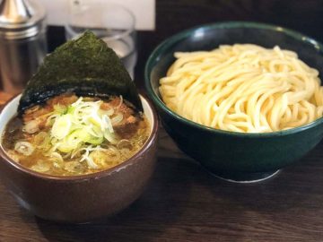 旨い店はタクシー運転手に訊け！ 池袋の路地裏の行列店『麺舗十六』の絶品「つけそば」が美味しすぎる理由