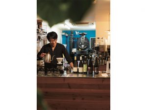 「大西君のコーヒーは夜の味だよね」と、齊藤さん。それを受けて大西さんは、「朝も飲んでください」と懇願（笑）。コーヒー1杯370円～