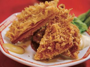 なんとも“カッコいい”出で立ちの「ハムカツ」は300円。シャキーンと音が聞こえてくるよう