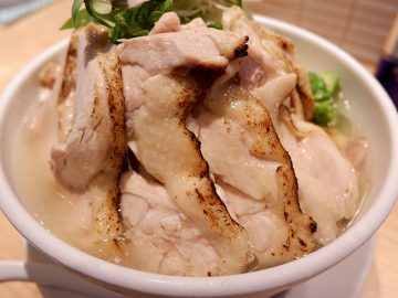 マンガのような夢のデカ盛り鶏ラーメンを『よってこや』で味わってきた