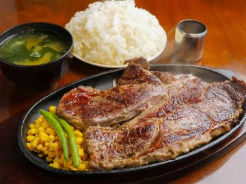 肉好きがハマる！ 『ジャンボステーキ はらぺこや』のステーキはなぜ旨い？