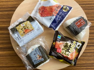 一番美しい鮭おにぎりはどれ？ コンビニ4社のグルメ系「鮭おにぎり」を食べ比べてみた！