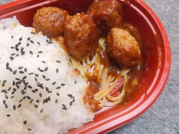 ウインナー弁当より旨い！？ ローソンストア100のミートボールだけの200円弁当を食べてみた