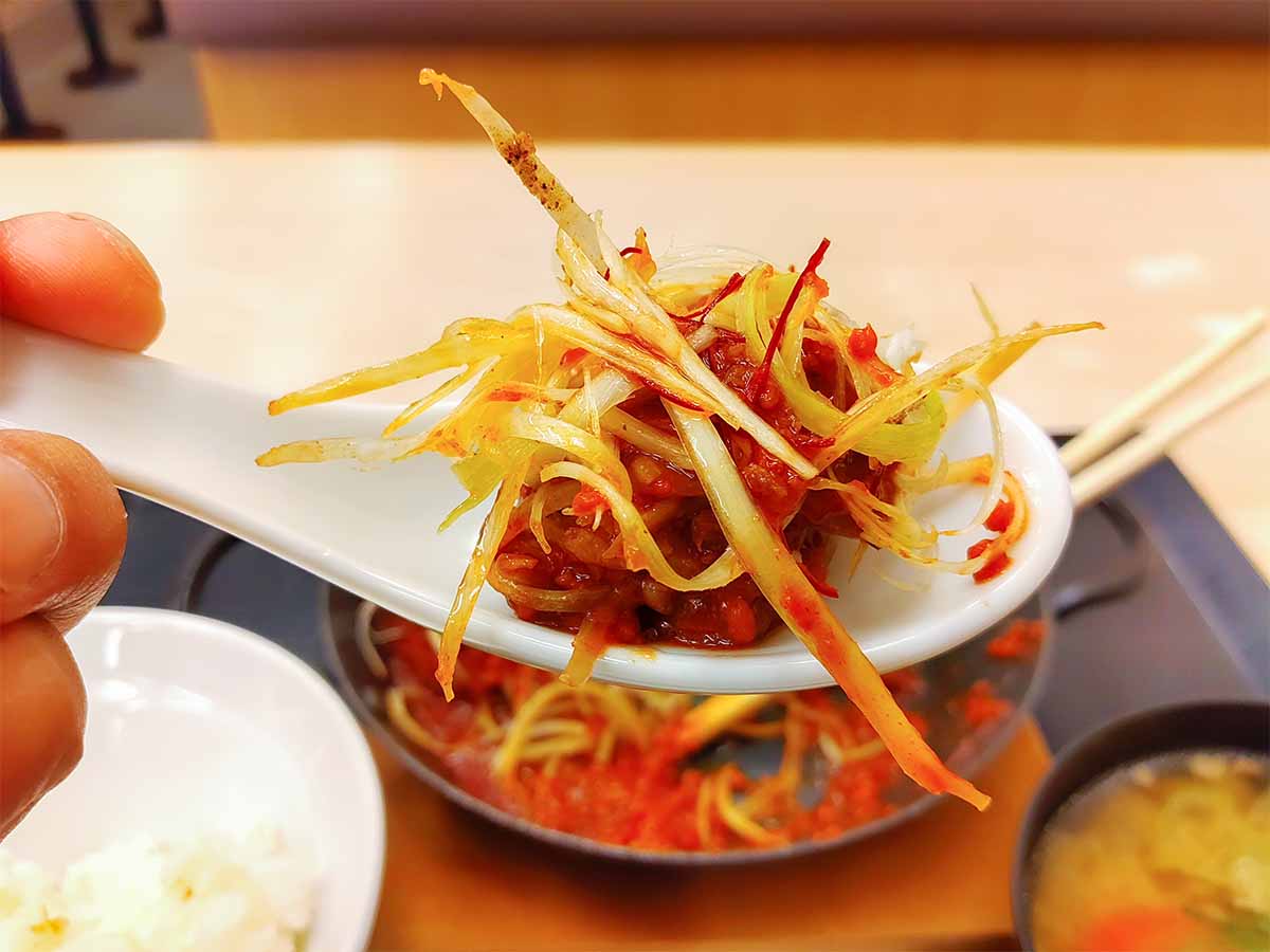 白髪ネギが辛いチキンカツとベストマッチ