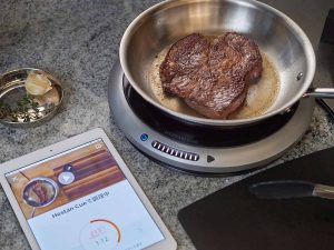 専用アプリでは、下ごしらえの段階から調理、盛り付けまで、工程ごとにレシピが動画化されている。日本独自の料理も多数登場