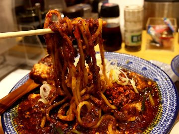 【実食レポ】大阪駅前の『焼きそば専門店 水ト！』のシビ辛ウマい「麻婆焼きそばパンチ」が人気のワケ