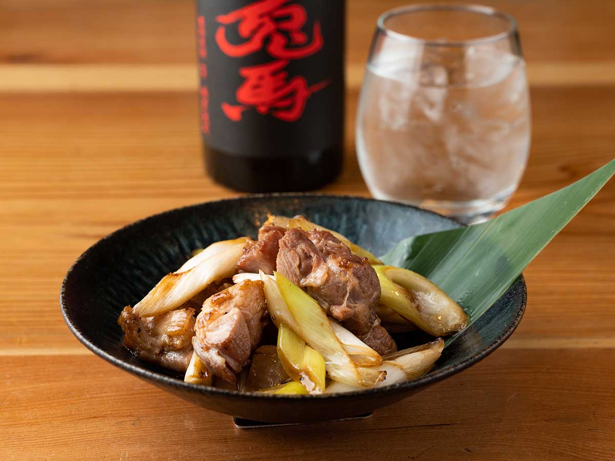 (大)990円。茨城・西崎ファームがエサにもこだわって放し飼いで育てるブランド鴨を蕎麦の辛汁で調味。強い旨みを「薩州 赤兎馬」がサッと洗い流す