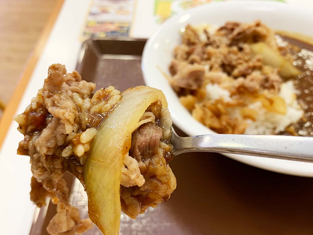 『吉野家』の対局にあるかのようなスパイシー感がクセになる!