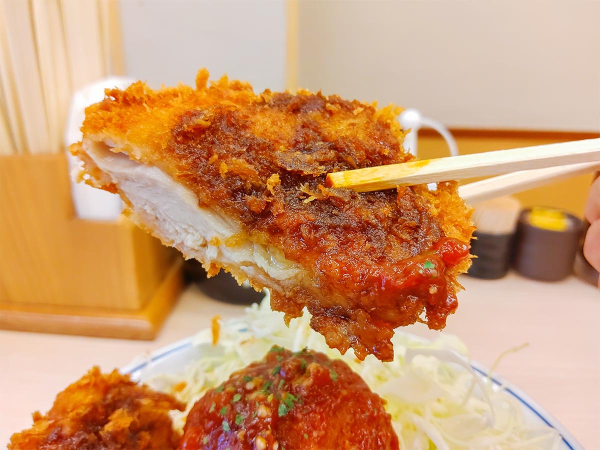 「チキンカツ」は鶏もも肉の薄切り。ジューシーで柔らかです!