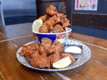 総重量700g！ 東京・人形町のやきとん屋で味わえる脅威の「バカ盛りからあげ」とは？