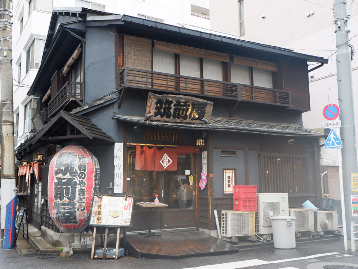 『やきとん筑前屋 人形町 総本店』。歴史と風格を感じるたたずまい