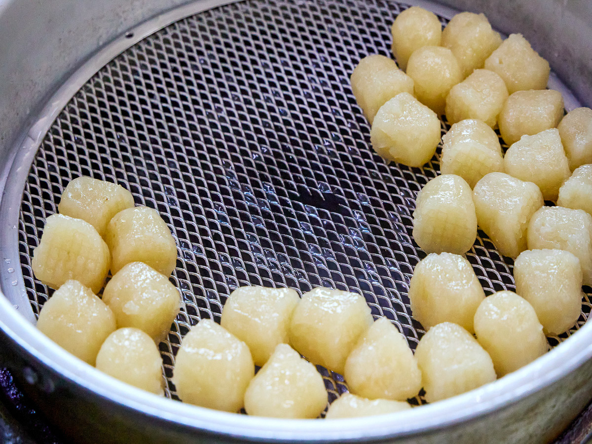 群馬に伝わる謎グルメ「コロリンシュウマイ」とは何か? 実際に食べてきた!