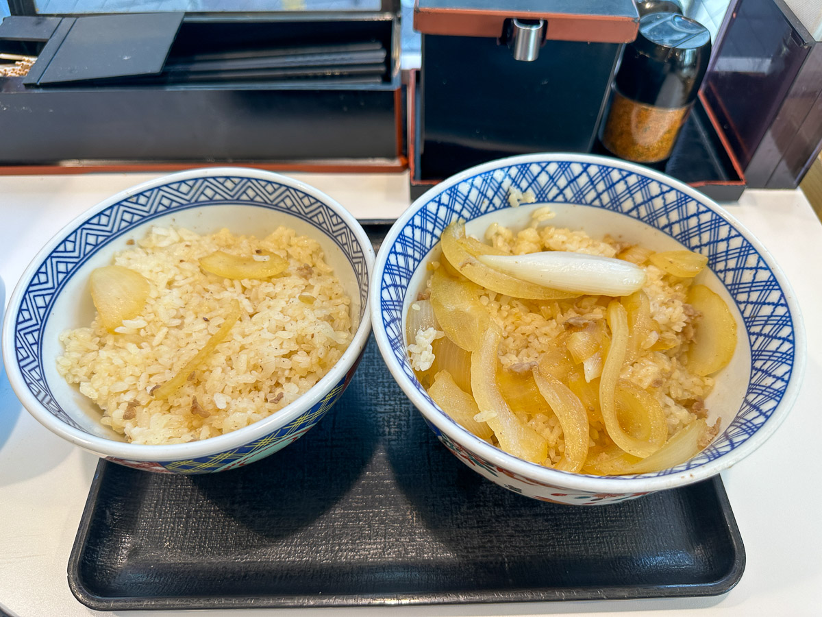 左が並盛448円、右が特盛800円