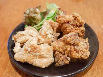カラアゲニストも絶賛！ 荒木町の居酒屋の名物「白黒2色のからあげ」が美味しい理由