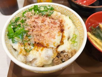 ワンコイン以下で大満足！『すき家』の定番モーニング「まぜのっけ朝食」がスゴい理由