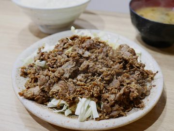 大阪のサラリーマンの胃袋を鷲掴み！ 老舗居酒屋『喜楽』の「焼肉定食」が人気のワケ