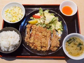 カラアゲニストが絶賛！ 浅草で発見したご飯が無限にすすむトンカツみたいな「からあげ定食」とは？